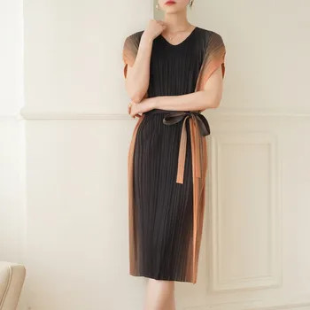 Платье Женское летнее 2023, французский стиль, V-образный вырез, модный градиентный цвет, Miyake, плиссированная эластичная Свободная талия на шнуровке