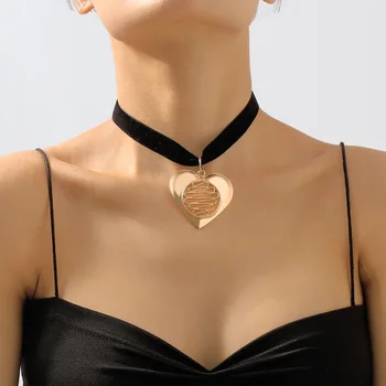 Модные ожерелья с подвесками в форме сердца.
